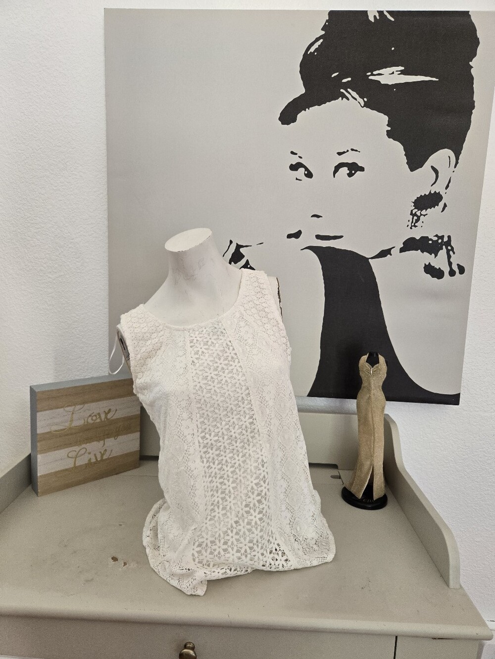 NWT Women’s Solitaire Lace Overlay Sleeveless Top - Cream Size Small